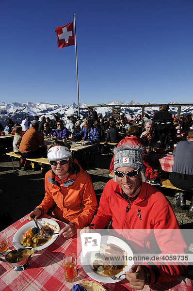 Urlauber bei Mahlzeit im Cafe Horneggli  Schönried  Skigebiet Gstaad  Westalpen  Berner Oberland  Schweiz  Europa