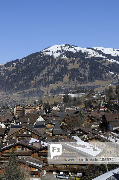 Dorf Gstaad  Westalpen  Berner Oberland  Schweiz  Europa