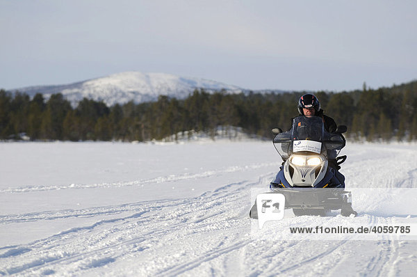 Motorschlitten-Tour auf dem Inari-See  Inari  Lappland  Finnland  Europa