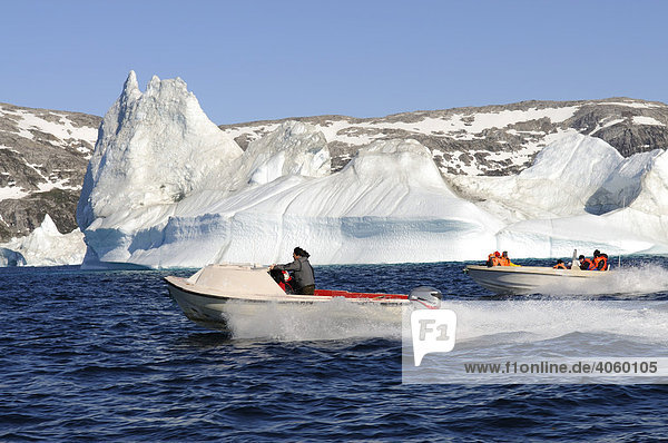 Bootstour mit Inuit  Eisberge bei Ammassalik  Ostgrönland  Grönland