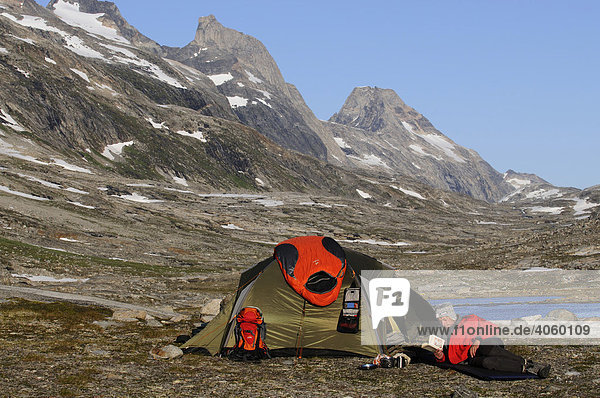Trekker  Zelt  Camping im Ikasartivaq-Fjord  Ostgrönland  Grönland