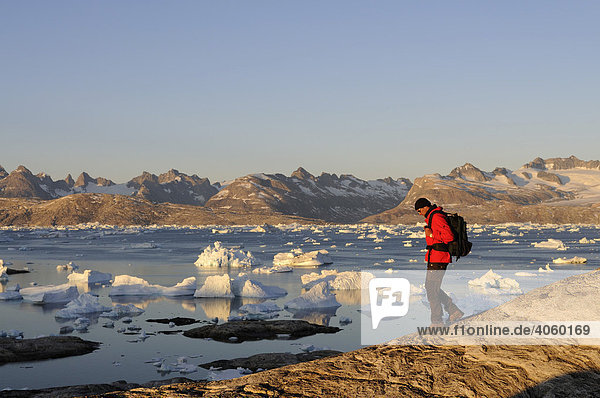 Wanderer  Trekking im Sermilik-Fjord  Ostgrönland  Grönland