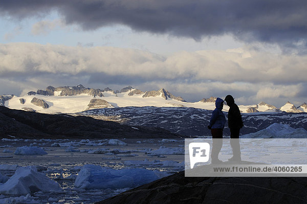 Wanderer vor Eisbergen im Johan-Petersen-Fjord  Zuneigung  Ostgrönland  Grönland