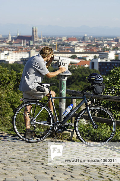 Radfahrer auf Radtour  Olympiazentrum  Olympiaberg  Frauenkirche  Voralpen  München  Bayern  Deutschland  Europa
