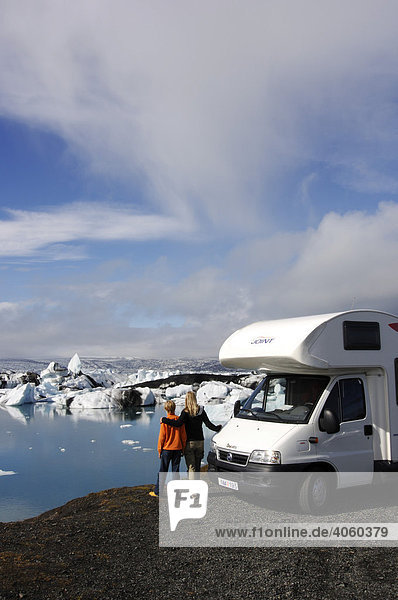 Frau und Kind mit Wohnmobil am Gletschersee  Eisberge  Gletscher  Joekulsarlon  Island  Europa