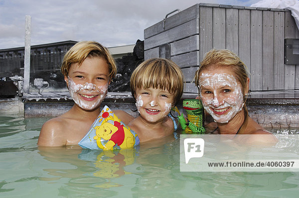 Frau und zwei Kinder im Geothermalbad  Mineralschlamm  Blaue Lagune  Island  Europa