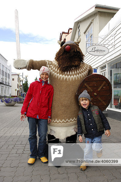 Kinder mit Wikingerattrappe  Akureyri  Island  Europa