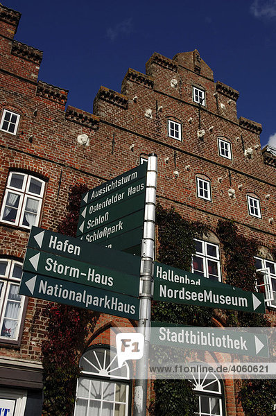 Schmuckgiebel und Hinweistafeln im Stadtzentrum  Husum  Nordfriesland  Schleswig-Holstein  Deutschland  Europa