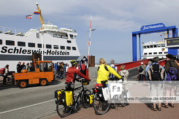 Radfahrer gehen auf die Fähre von Föhr nach Amrum  Insel Föhr  Nordfriesland  Schleswig-Holstein  Deutschland  Europa