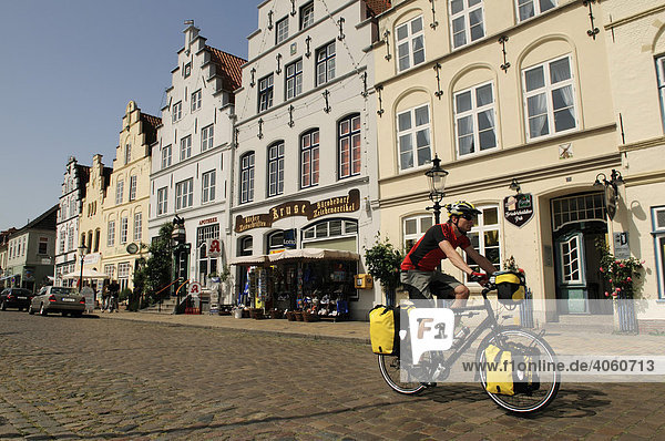 Radfahrer in Friedrichstadt  Nordfriesland  Schleswig-Holstein  Deutschland  Europa