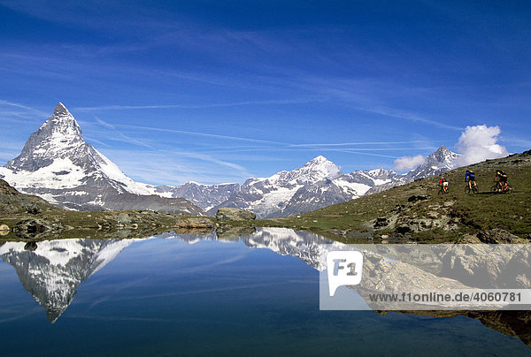 Mountain bikers at Riffelalpsee Lake  Mt Matterhorn  Zermatt  Valais  Switzerland  Europe