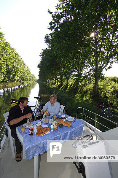 Paar bei Frühstück auf dem Canal du Midi  Midi  Frankreich  Europa