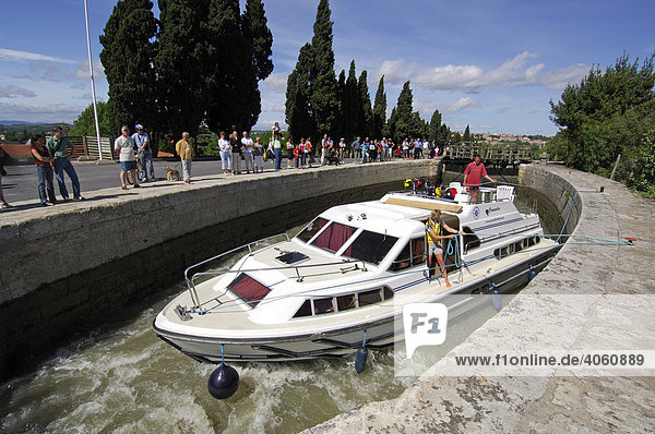Boot  Schleusen von Fonserannes  Canal du Midi  Midi  Frankreich  Europa