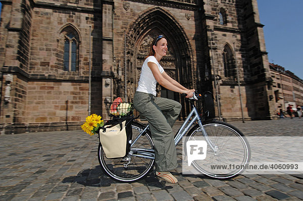 Frau fährt mit Fahrrad zum Einkaufen  Stadtzentrum Nürnberg  Franken  Bayern  Deutschland  Europa