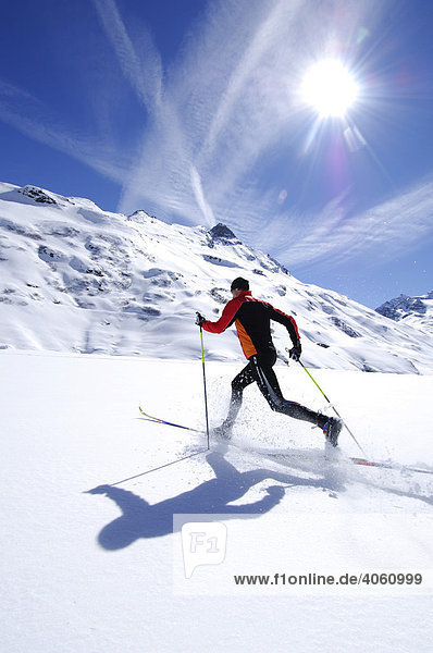Skifahrer beim Langlauf  Sylvretta-Stausee  Bielerhöhe  Kleinvermunt  Galtür  Tirol  Österreich  Europa
