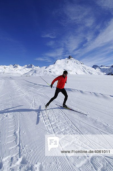 Skifahrer beim Langlauf  Bielerhöhe  Kleinvermunt  Galtuer  Tirol  Österreich  Europa