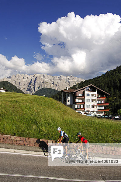 Rennradfahrer  Gröden  Südtirol  Dolomiten  Italien  Europa
