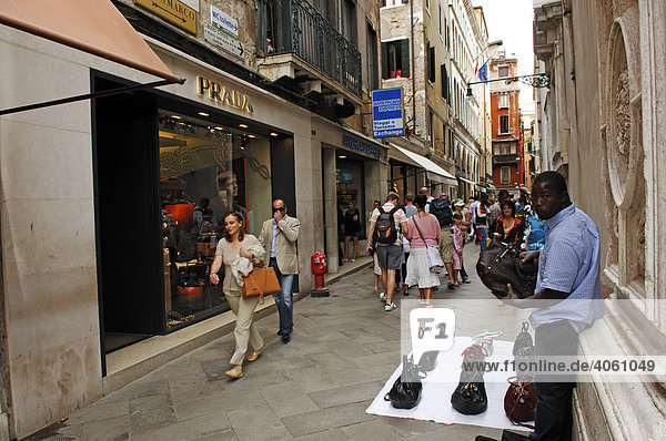 Verkauf von gefälschten Markenprodukten vor Designer-Boutique  Venedig  Veneto  Italien  Europa