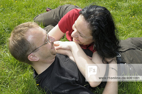 Junges Paar im Gras