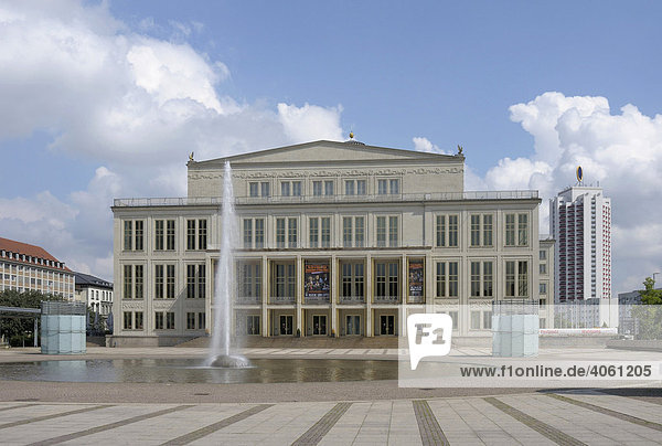 Opernhaus mit Springbrunnen  Augustusplatz  Leipzig  Sachsen  Deutschland  Europa