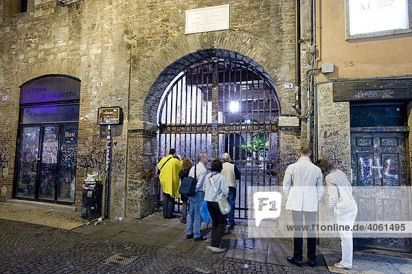 Eingang zum Haus der Julia  mit Liebeserklärungen vollgekritzelt  Altstadt von Verona  Italien  Europa