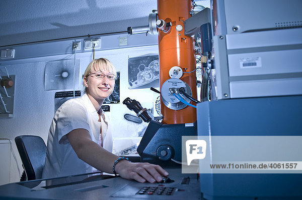 Laborantin an Elektronenmikroskop  Max-Planck-Forschungsstelle Enzymologie der Proteinfaltung  Halle  Deutschland  Europa