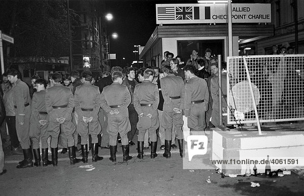 Fall der Berliner Mauer: In der Nacht des 9. November 1989 sind am Checkpoint Charlie DDR-Posten bis zur Grenzlinie vorgerückt  Berlin  Deutschland  Europa