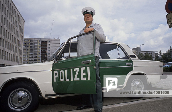 Fall der Berliner Mauer: im Frühjahr 1990 werden Fahrzeuge der Ostberliner Volkspolizei in den West-Berliner Polizei-Farben lackiert  Deutschland  Europa