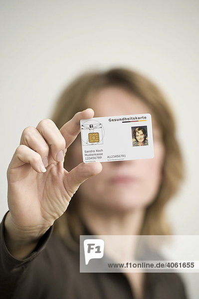 Frau mit elektronischer Gesundheitskarte