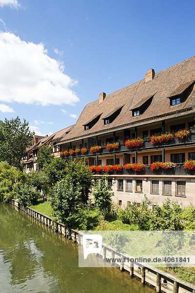 Fluss Pegnitz  Blumen geschmücktes Haus am Heilig Geist Spital  Altstadt  Nürnberg  Mittelfranken  Franken  Bayern  Deutschland  Europa