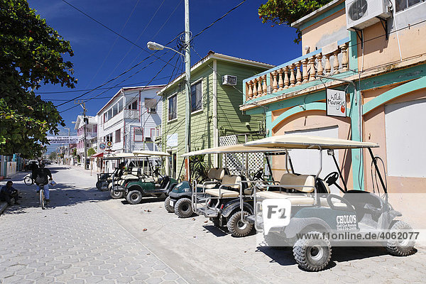 Golfcarts als wichtigstes Fortbewegungmittel parken in Hauptstraße  San Pedro  Insel Ambergris Cay  Belize  Zentralamerika  Karibik