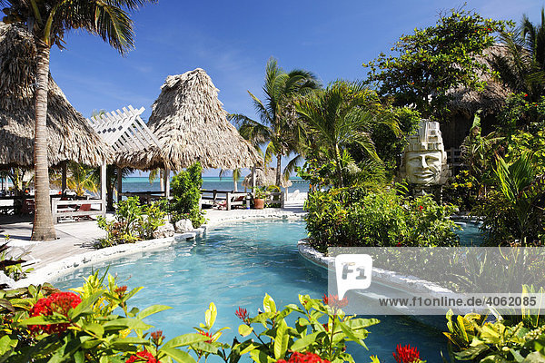 Hotelpool mit Blick auf das Meer San Pedro Insel Ambergris Cay Belize Zentralamerika Karibik