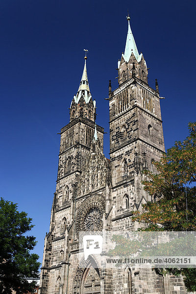 Türme der gotischen St. Lorenz Kirche  Altstadt  Nürnberg  Mittelfranken  Bayern  Deutschland  Europa