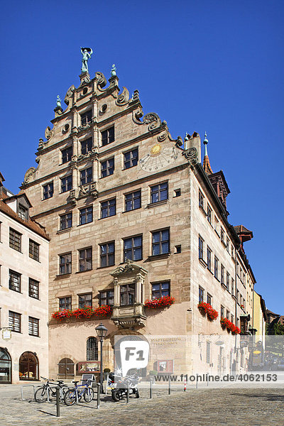 Fembohaus  Stadtmuseum mit Sonnenuhr und Chörlein  Spätrenaissance  Altstadt  Nürnberg  Mittelfranken  Bayern  Deutschland  Europa