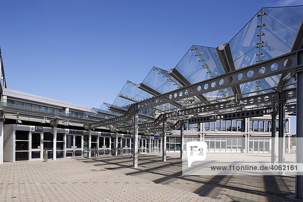 Eingang Messehalle  Glasdach  Messegelände  Nürnberg  Mittelfranken  Bayern  Deutschland  Europa