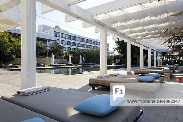 Pool mit Liegen und Hotelgebäude  Almyra Hotel  Paphos  Zypern  Asien