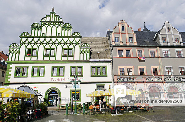 Touristen-Information und historisches Cranach-Haus am Markt von Weimar  Thüringen  Deutschland  Europa