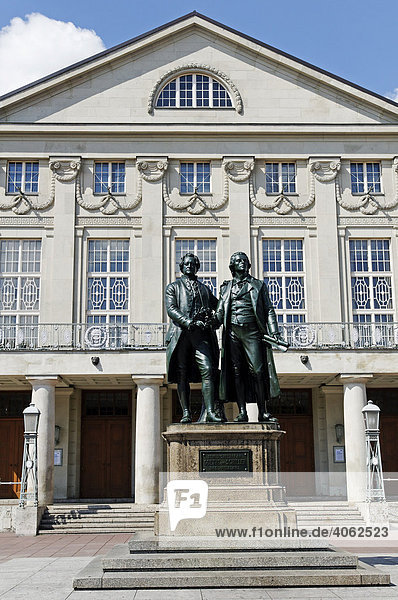 Denkmal Goethe und Schiller  dahinter Deutsches Nationaltheater  Weimar  Thüringen  Deutschland  Europa