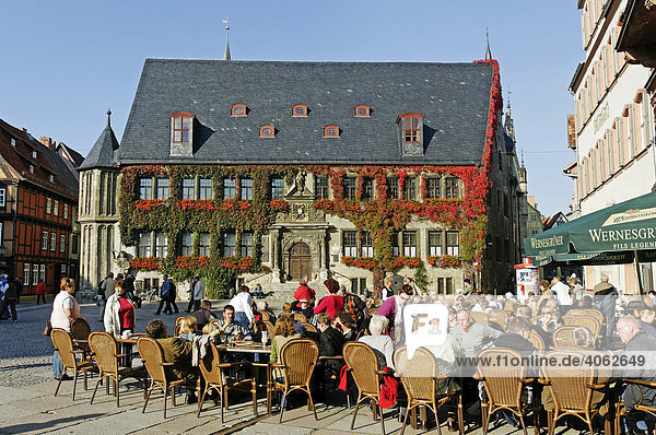 Rathaus der Stadt Quedlinburg  davor Außengastronomie  Weltkulturerbe der UNESCO  Sachsen-Anhalt  Deutschland  Europa