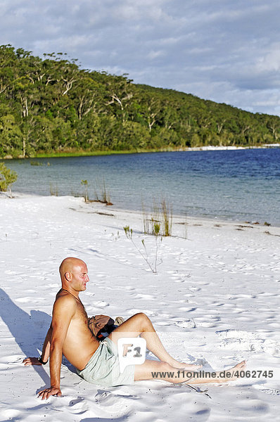 Mann am Strand des Lake McKenzie  Sandinsel Fraser Island  Queensland  Australien