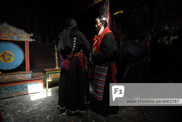 Nomads on a pilgrimage in Sasang Monastery  Ngari province  West Tibet