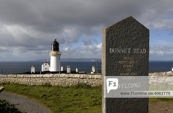 Steintafel  Dunnet Head  der nördlichste Punkt des schottischen Festlandes  mit Leuchtturm von 1832  Schottland  Großbritannien  Europa