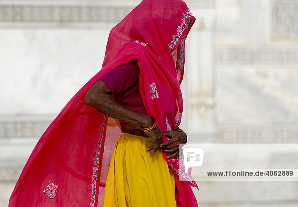 Frau in pinkfarbenem Sari Grabmal Taj Mahal Agra Uttar Pradesh Nordindien Indien Asien