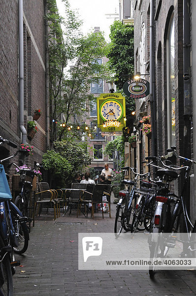 Fahrräder  enge Gasse  Amsterdam  Niederlande  Europa