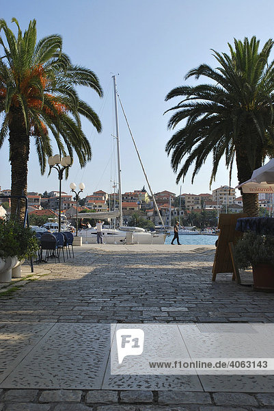 Uferpromenade  Hafen  Segelboot  Trogir  Dalmatien  Kroatien  Europa