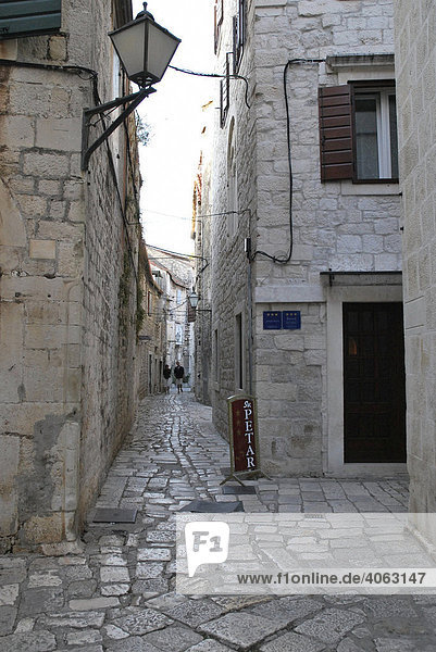 Enge schmale Gasse  Altstadt  Trogir  Dalmatien  Kroatien  Europa