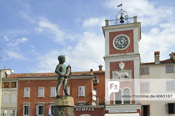 Venezianischer Glockenturm  Kind mit Fisch  Brunnenfigur  Trg Marsala Tita  Hafenplatz  Altstadt  Rovinj  Kroatien  Europa