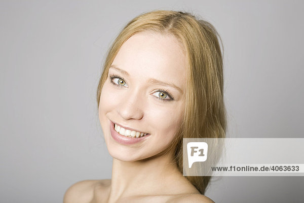 Portrait einer jungen blonden Frau