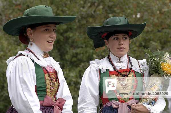 Mädchen in Grödener Tracht bei Trachtenumzug im Grödental  St. Christina  Grödental  Südtirol  Italien  Europa
