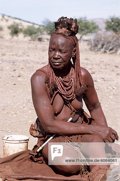 Himbafrau alt  Kaokoveld  Namibia  Afrika